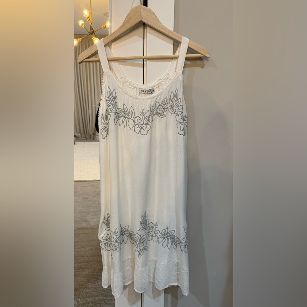 Raya Sun White Dress with Gray Embroidery NWT Size M